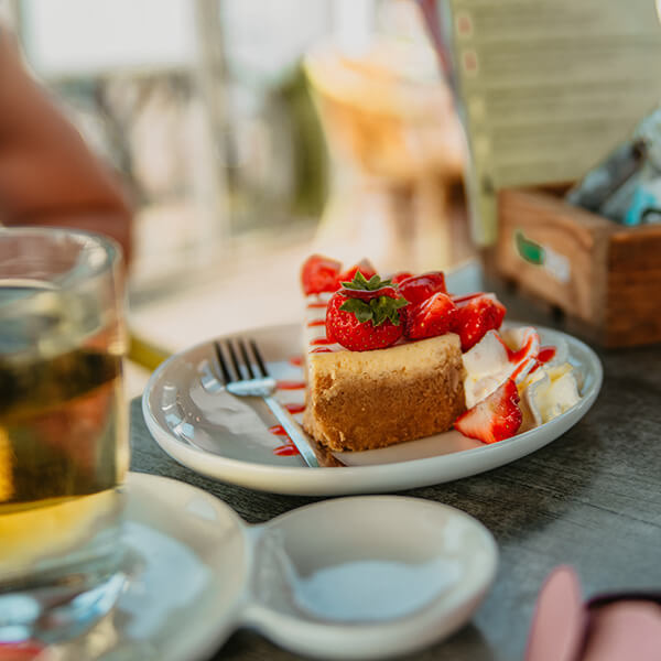 Aardebeien taart op het terras - Heische Tip